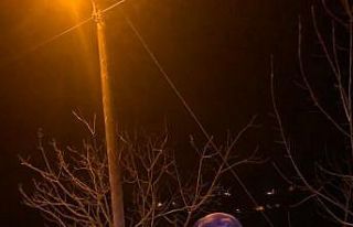 Sağlık Pehlivan’ı: Yaşlı kadını sırtında...