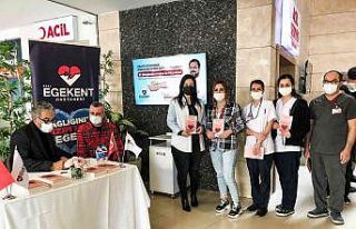 Şair doktorun imza gününe yoğun ilgi