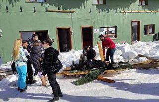 Saklıkent kayak merkezinde sundurma çöktü: 2 yaralı