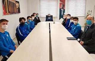 Şampiyon gençler başarılarını Kaymakam Taşçı...