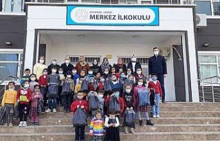 Samsat’ta ilkokul öğrencileri giydirildi