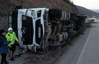 Samsun’da kargo tırı devrildi: 1 yaralı