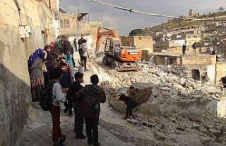 Şanlıurfa’da davullu zurnalı metruk ev yıkımı