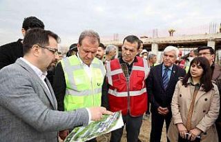 Seçer, toplu taşıma yerleşkesinde incelemelerde...
