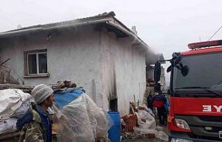 Selendi’de samanlıktan çıkan yangın eve sıçradı