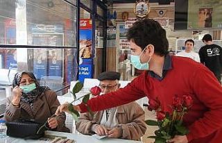 Sevgileri eskimeyen Çeşme’nin yaşlı çiftleri...
