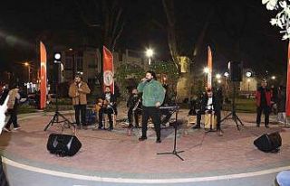 Sevgililer Gününde Gürsu’da kalpler müzikle...