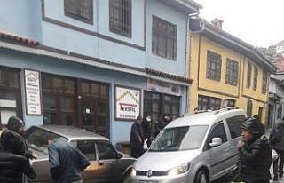 Seyir halindeki araç çöken yolun içine düştü