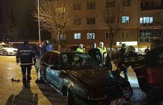 Seyir halindeki otomobil bir anda alev aldı