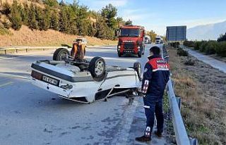 Seyir halindeki tıra arkadan çarpan otomobil takla...