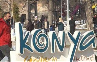 Sıcak havayı gören Konyalılar çarşı pazarda...