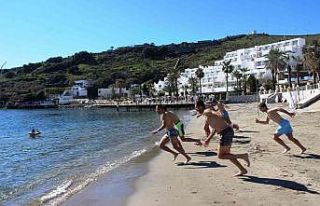 Sıcak havayı görünce soluğu denizde aldılar