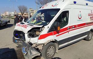 Siirt’te ambulans ile otomobil çarpıştı: 8 yaralı