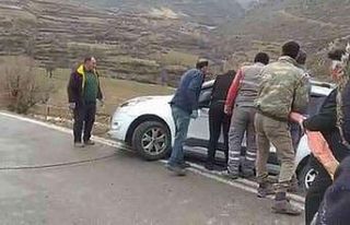 Siirt’te yol kenarında asılı kalan araç kurtarıldı