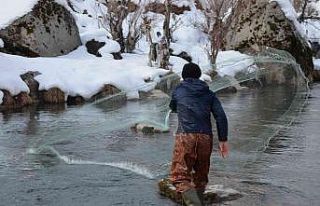 Şırnak’ta eksi 21 derecede balık avı: Ailelerin...