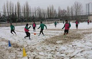 Sivas Belediyespor, kar yağışı altında çalıştı