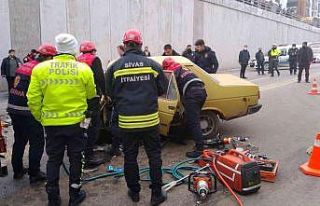 Sivas’ta işçi servisi ile çarpışan otomobilin...