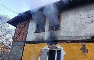 Sobadan çıkan yangın 2 katlı evi yaktı