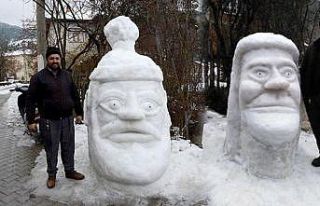 Sokak kedileri için kardan ev yaptılar