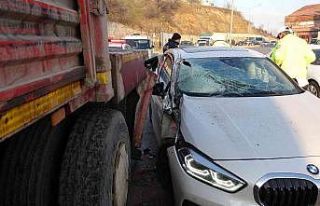 Su borusu patladı, buzlanan yol kazaya neden oldu