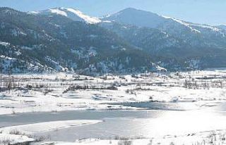 Sular altında kalan köy buz tuttu, kartpostallık...