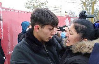 Tahliye edilen Tolga Daşkıran’ın ailesiyle buluşmasında...