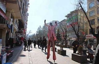 Tahta bacaklı palyaçonun silüeti tüm caddeyi gölgeledi