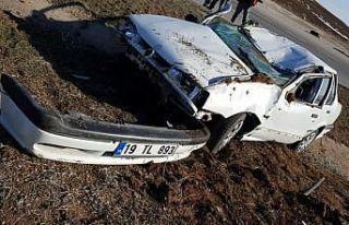 Takla atan otomobil refüje devrildi: 2 yaralı