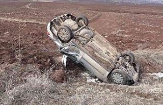 Takla atan otomobil şarampole devrildi: Köy muhtarı...