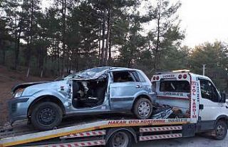 Taklalar atarak ters dönen otomobildeki 2 kişi hayatını...