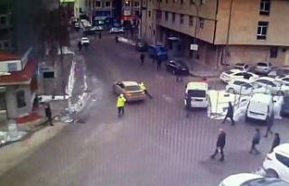 Taksicinin aracını bağlamak isteyen polisi sürüklediği...