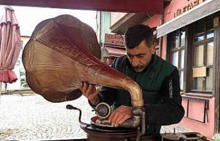 Tarihi gramofonuna gözü gibi bakıyor