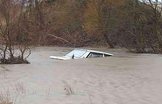 Taşan dere otomobili yuttu