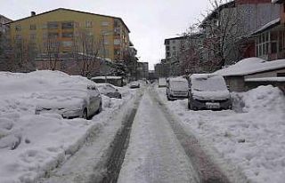 Tatvan’da araçlar kara gömüldü
