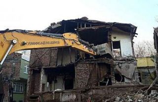 Tehlike arz eden metruk bina yıkıldı