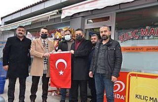 Tercan’da esnafa Türk bayrağı