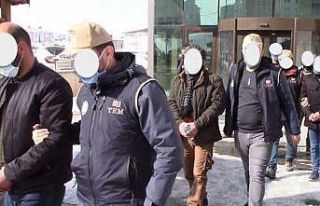 Terör örgütü propagandası yapan zanlılara eş...