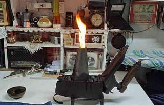 Terzi kömürlü ütüyle kumaşları ütülüyor