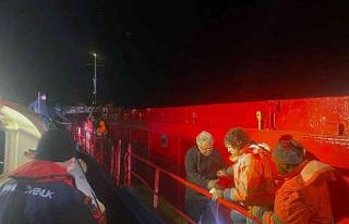 Ticari gemideki yaralıyı Sahil Güvenlik tahliye...