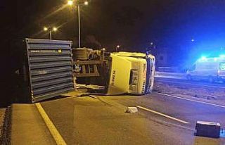 Tır böyle devrildi