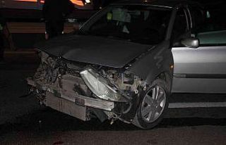 Tır ile otomobil çarpıştı, trafik felç oldu
