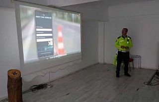 Trafik polislerinden öğrencilere eğitim