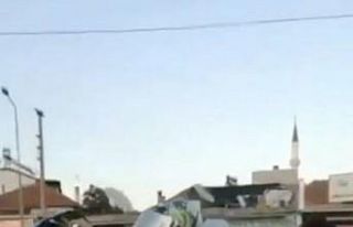 Trafikte tek teker üzerinde giden motosiklet sürücüsüne...