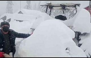 Traktör kara gömüldü