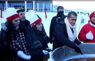 Türkücü Aydın Aydın, kar suyu ile enerji içeceğini...
