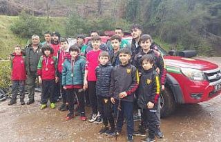 Turnuvaya gelen futbolcular fidan dikti