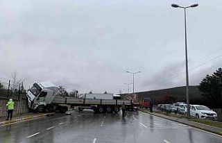 Tuzla’da, kontrolden çıkan tır jandarma komutanlığının...