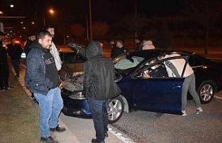 Üç aracın karıştığı zincirleme kazada 2 kişi...