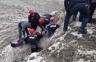 Uçurumdan yuvarlanan kişi yaralandı