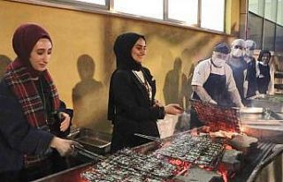 Üniversite öğrencilerine ‘hamsi şöleni’